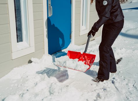 Pelleter la neige : comment éviter les maux de dos?