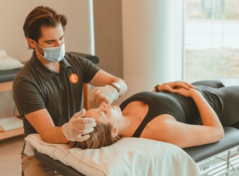 Soulager les douleurs à la mâchoire dues au port du masque