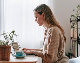 Ergonomie au bureau : 5 ajustements pour réduire les douleurs au cou